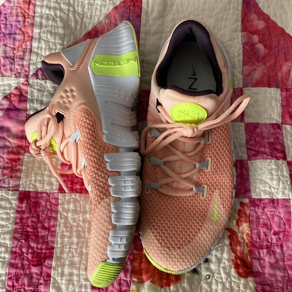 🍑🤍Women’s Nike Metcon size 10.5 - Picture 3 of 10